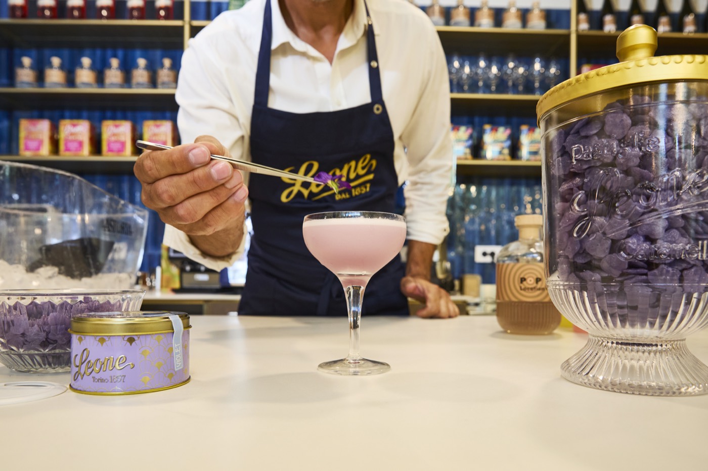 Aperitivo cocktail con Pastiglie Leone violette