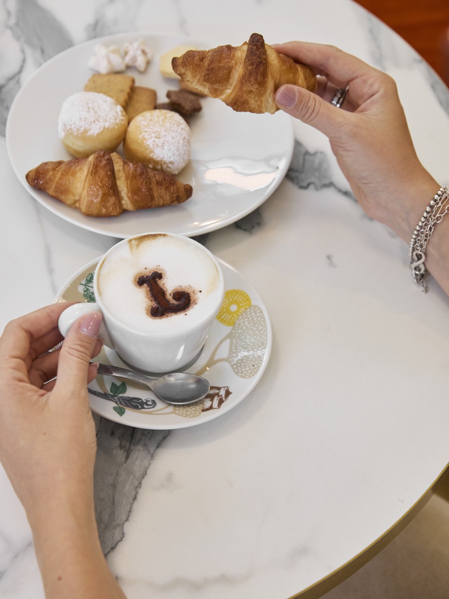 Colazione in caffetteria Leone con cappuccino brandizzato
