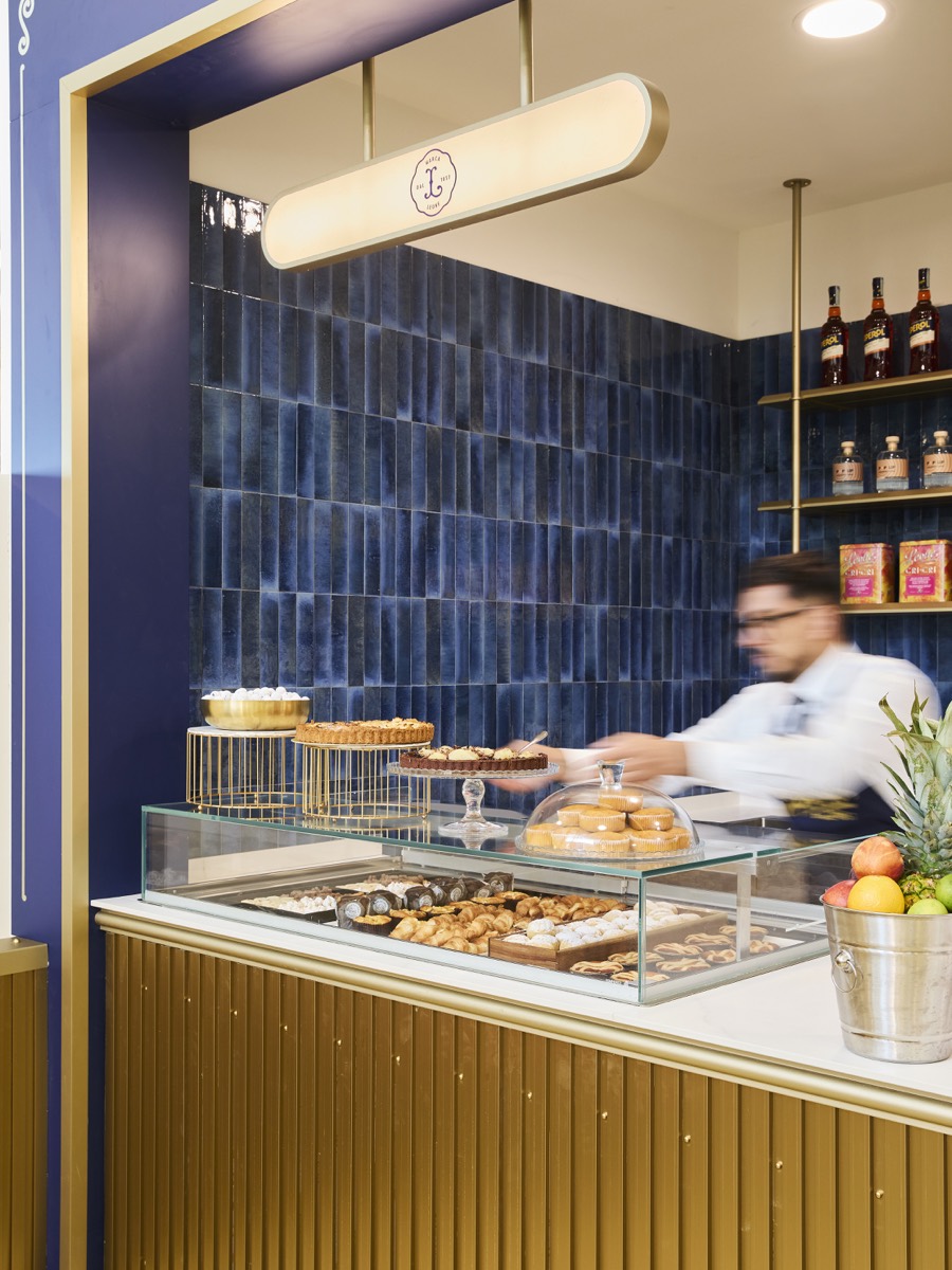 Caffetteria Leone 1857 con bancone pasticceria e branding blu e oro