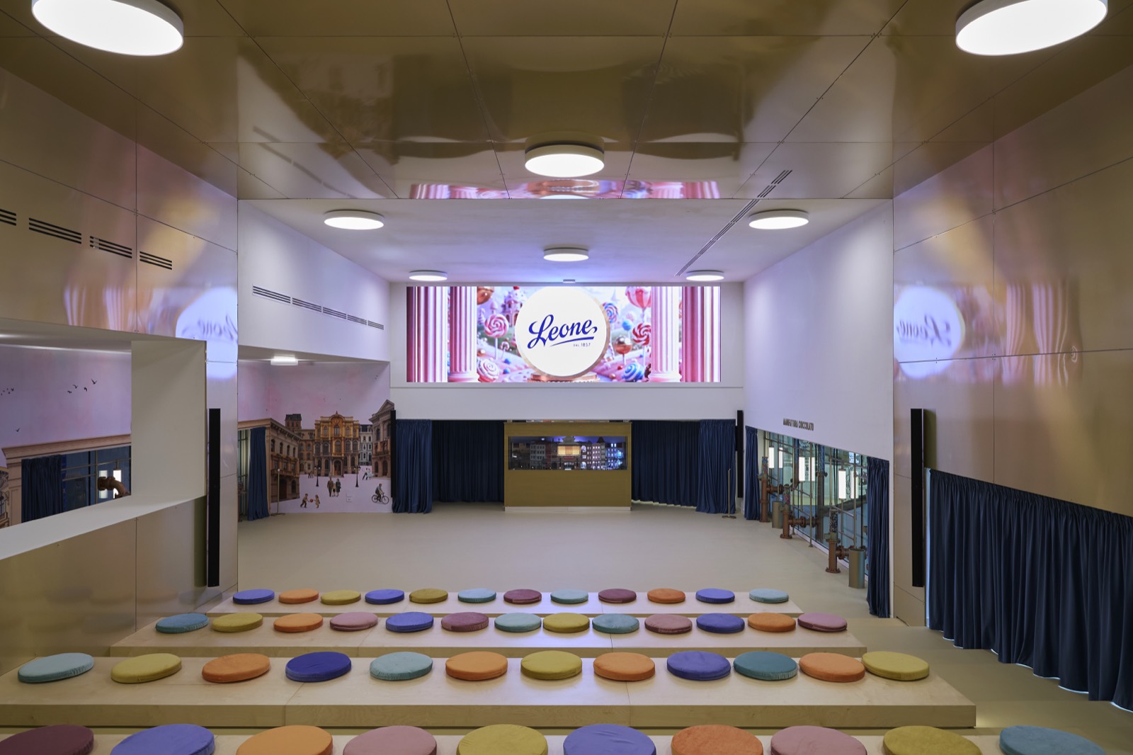 Teatro Leone: sala eventi con sedute a gradoni e LED wall